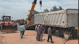 انقلاب سيارة محملة بالرمال (6)