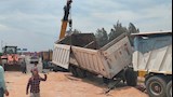 انقلاب سيارة محملة بالرمال (5)