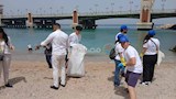 قنصل فرنسا بالإسكندرية تشارك في تنظيف شاطئ ستانلي (11)