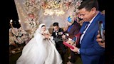 تنظيم حفل زفاف لفتاة يتيمة في فندق عائم 