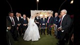 تنظيم حفل زفاف لفتاة يتيمة في فندق عائم 