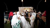 تنظيم حفل زفاف لفتاة يتيمة في فندق عائم 