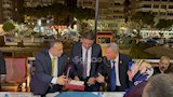تنظيم حفل زفاف لفتاة يتيمة في فندق عائم 