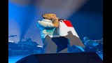 أحمد سعد يرفع علم مصر_3