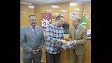 محافظ المنيا يشارك حجاج الجمعيات الأهلية فرحتهم قبل السفر للأراضي المقدسة (6)