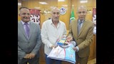 محافظ المنيا يشارك حجاج الجمعيات الأهلية فرحتهم قبل السفر للأراضي المقدسة (16)