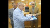 محافظ المنيا يشارك حجاج الجمعيات الأهلية فرحتهم قبل السفر للأراضي المقدسة (12)