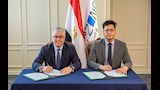 رئيس اقتصادية قناة السويس يوقع عقد مشروع مع شركة ص