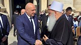 مصافحة عون وزعيم دروز إسرائيل تثير جدلًا