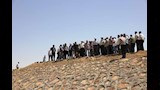 وزير الرى ومحافظ أسوان يتفقدان مشروع سيل بقرى وادي الصعايدة  (3)