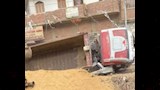 انقلاب سيارة نقل محملة بالرمال (1)