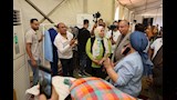 محافظ المنيا يتفقد مشروعات مؤسسة العناني (3)