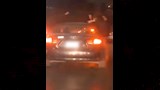 سير برعونة خلال موكب زفاف