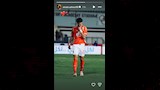 إمام عاشور يقبل شعار الأهلي