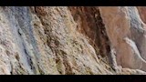 المياه تتساقط من الجبل