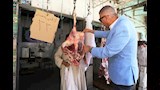 محافظ أسوان يفاجئ محلات الجزارة والمخابز كوم أمبو لمتابعة الأسعار (5)
