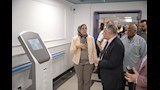 رئيس جامعة السويس يتفقد منطقة استقبال المرضى