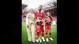 محمد صلاح مع عائلته