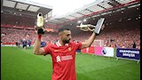 محمد صلاح مع جائزتي الهداف والأكثر تمريرا (2)