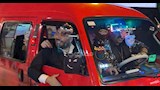 تامر حسني يصل العرض الخاص لفيلم ريستارت بسيارة ميكروباص