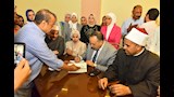محافظ أسيوط يشهد عقد قران عروسين من أبناء دور رعاية الأيتام
