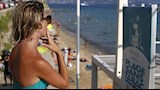 الصورة لامرأة تدخن على شاطئ فرنسي (وكالات)
