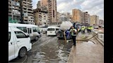 رجال الداخلية يواجهون الطقس لإنقاذ المواطنين في الإسكندرية (13)