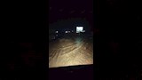الطريق خال من المركبات بسبب السيل