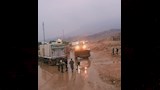 لودر يسحب المخلفات من الطريق