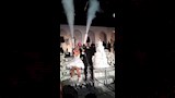 رنا رئيس وزوجها يطلقان رشاشات الدخان في حفل زفافهم (1)