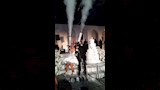 رنا رئيس وزوجها يطلقان رشاشات الدخان في حفل زفافهم 
