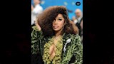 المغنية الأمريكية كاردي بي بفستان من المخمل