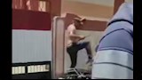 تسلق شخص سور مدرسة بدمياط