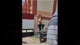 شخص عارِ يحاول التسلل إلى مدرسة في دمياط بسلاح أبيض (2)