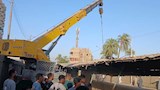 انهيار سقف صاج على سيارات في موقف بقنا (1)
