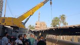 انهيار سقف صاج على سيارات في موقف بقنا (2)