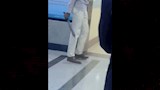 مواطن يحمل سنجه داخل مستشفى (2)