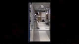 مواطن يحمل سنجه داخل مستشفى (1)