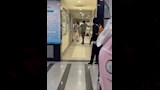 مواطن يحمل سنجه داخل مستشفى (3)
