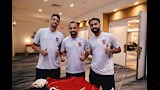 لاعبو الأهلي يوقعون على قمصان الفريق (8)