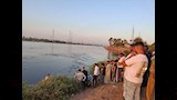 الاهالي يتابعون اعمال البحث عن ناجين في نهر النيل  
