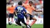 لاعب الأهلي مصطفى شبيطة ولاعب برشلونة جوناثان دوس سانتوس