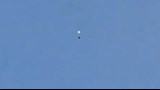 قفز الطيار بالمظلة من الطائرة