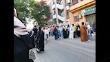 خالة بـقدم مكسورة تساند ابن شقيقتها بلجنة الثانوية العامة بالزقازيق (1)