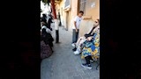 خالة بـقدم مكسورة تساند ابن شقيقتها بلجنة الثانوية العامة بالزقازيق (4)