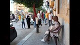 خالة بـقدم مكسورة تساند ابن شقيقتها بلجنة الثانوية العامة بالزقازيق (3)