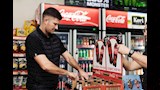 ماريو إيليتش لاعب أوكلاند سيتي يعمل بائع كوكاكولا