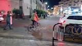 محافظ قنا يقود دراجة عائدًا من مقر عمله 