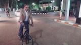محافظ قنا يقود دراجة عائدًا من مقر عمله