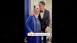 ناصر منسي يقبل رأس والدته